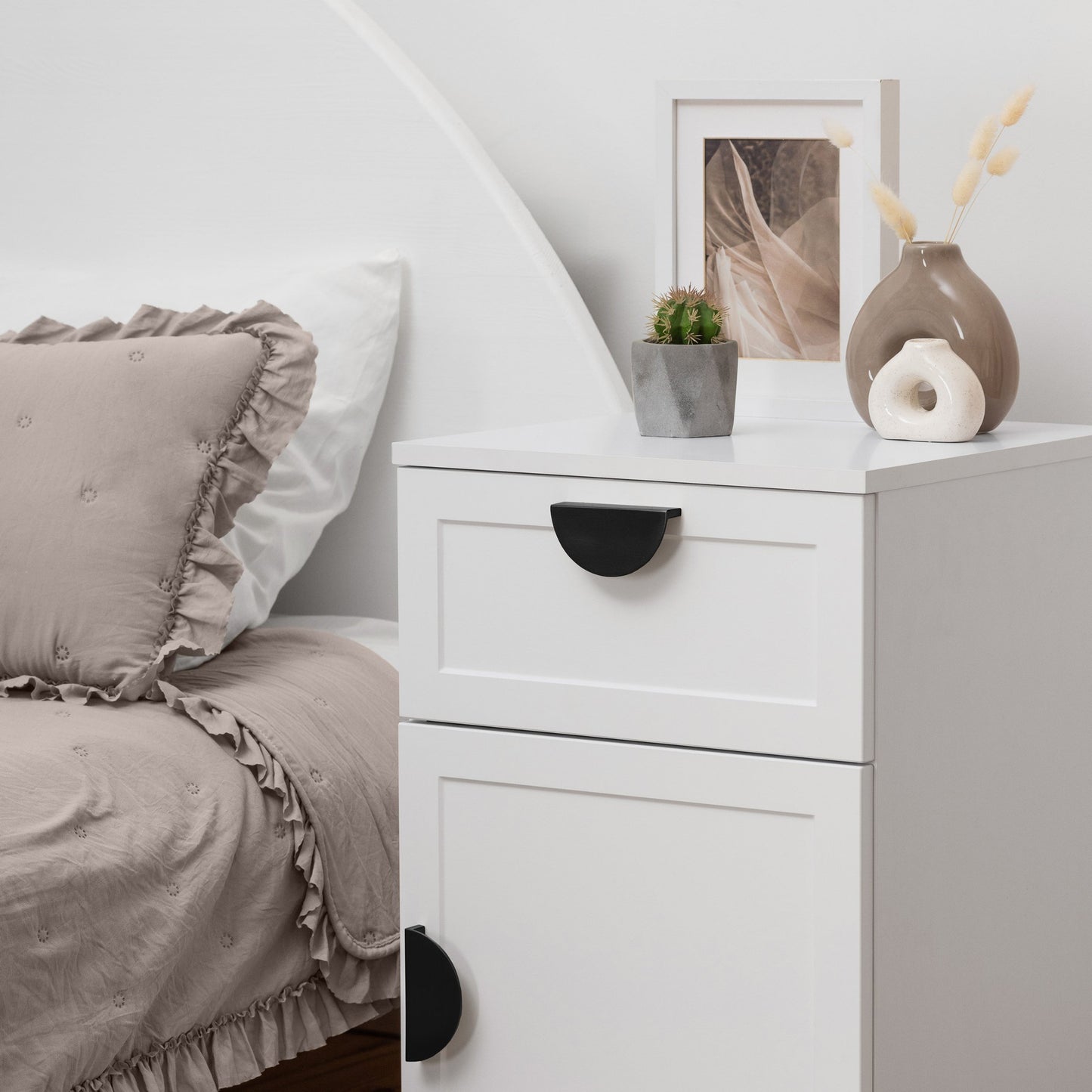 PORTO BEDSIDE TABLE - WHITE - HAMPTONS - HALF MOON BLACK